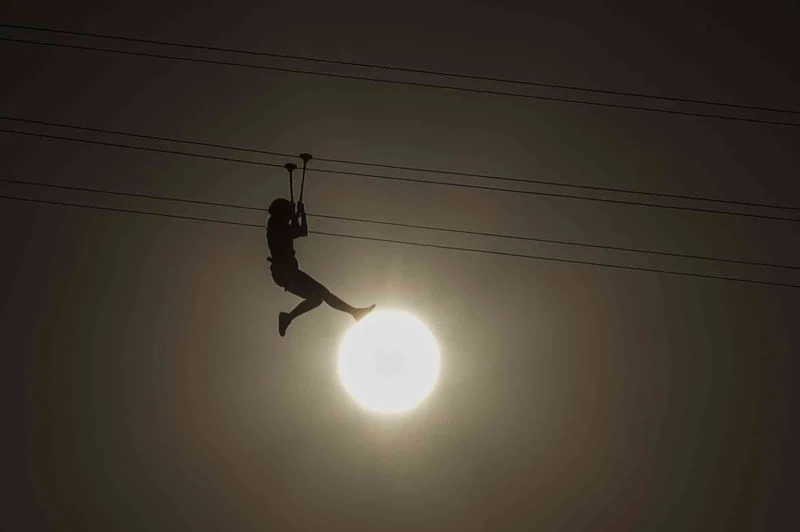 Zipline yaptığı sırada direğe çarparak feci şekilde can verdi
