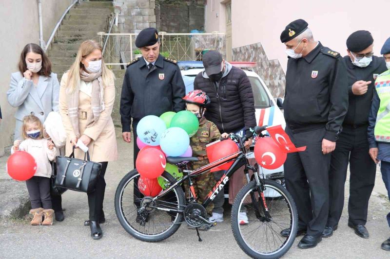 Jandarma Genel Komutanı Çetin’den jandarma hayranı Mikail’e bisiklet

