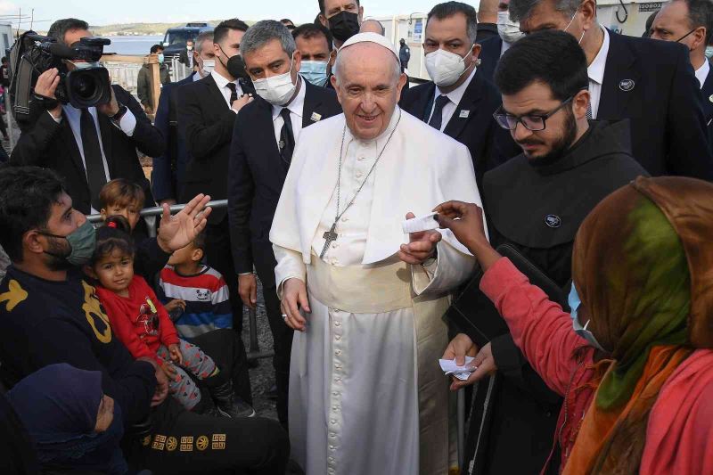 Papadan göçmenlere kötü muameleye kınama