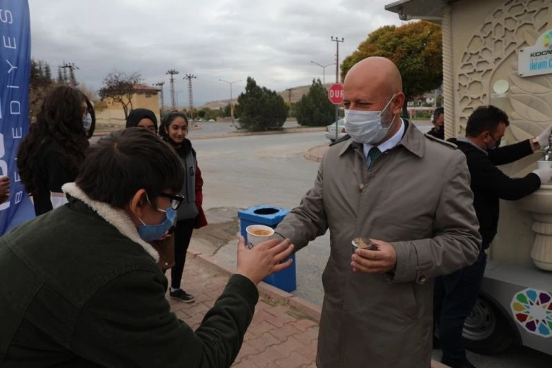 İçimizi ısıtan haber: Bu çeşmeden sıcak çorba akıyor