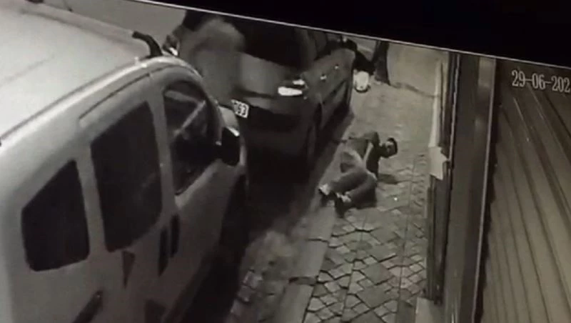 Zeytinburnu’nda silahların konuştuğu kovalamaca kamerada: 2 yaralı
