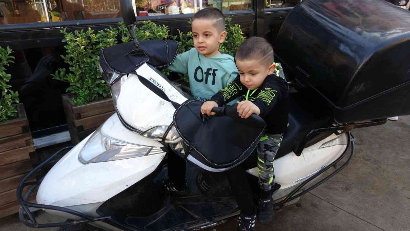 Motosiklet üzerinde oynayan çocuklar gaza basınca kaza kaçınılmaz oldu
