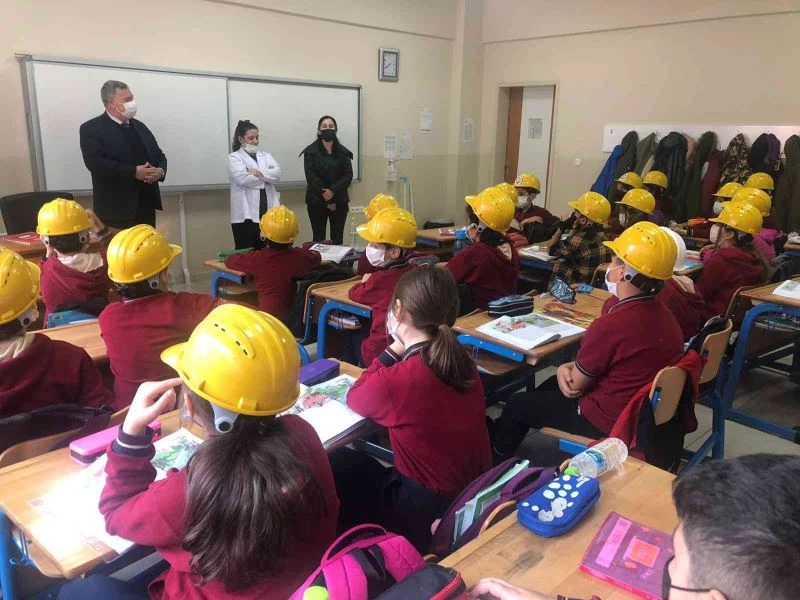 Öğrenciler derse madenci baretiyle girdi
