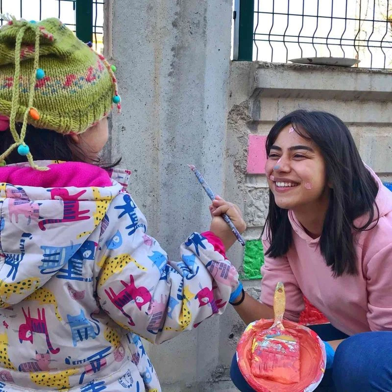 Minik Kalpler İçin Duvarları Renklendirdiler
