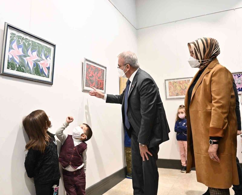 Karaloğlu ailesi, ‘Ebru Sanatının Minik Kalplerden Yansıması’ sergisini açtı
