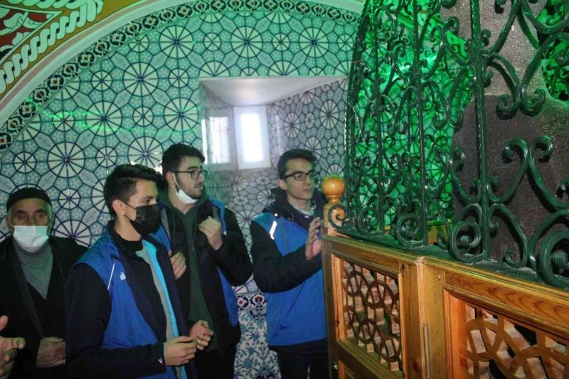 Genç ve yaşlı vatandaşlar tarihi mekanları gezdiler
