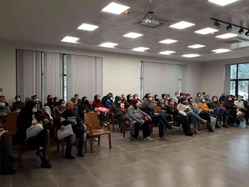 Aileler seminerde çocuklar atölyelerde
