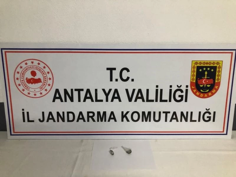 Sigara paketi içerisinde jelatine sarılı 2 paket 10 gram uyuşturucu madde ele geçirildi
