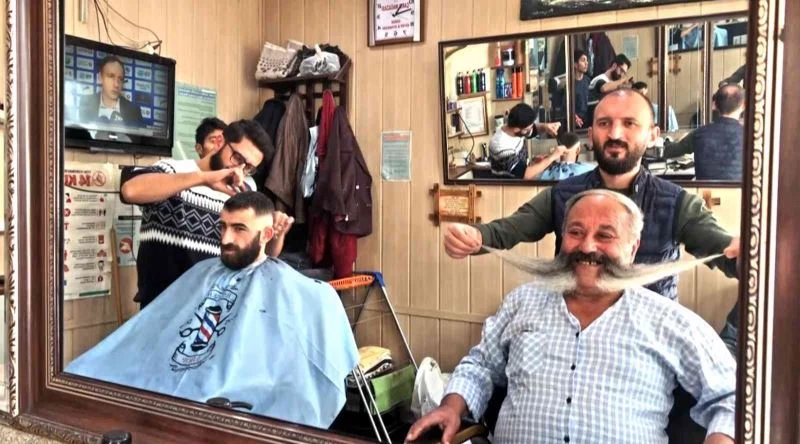 1 metre 15 santimetre uzunluğundaki bıyıklarının aylık masrafı bin 500 lira
