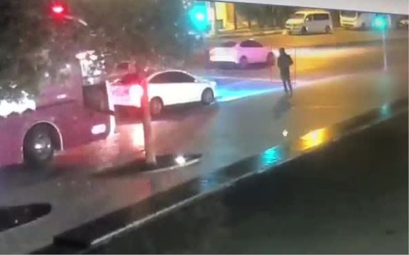 Beyoğlu’nda trafik ışıklarında silahlı saldırı kamerada
