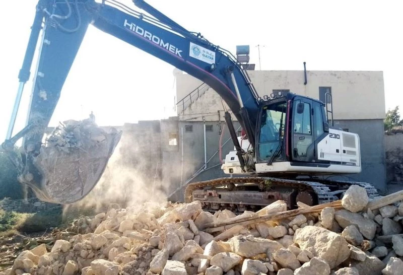 Belediye metruk binaları yıkmaya devam ediyor