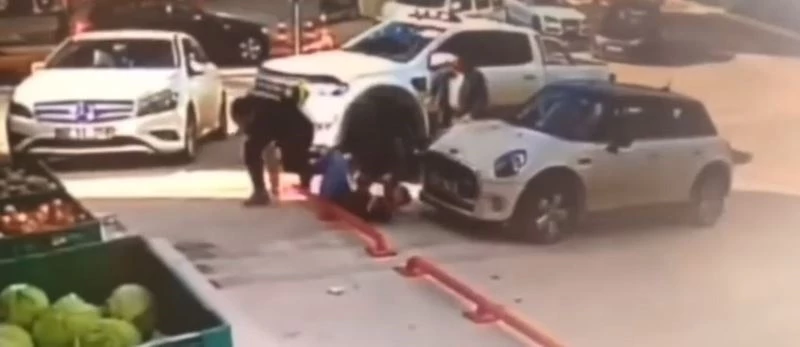 Caddede karşılaşan husumetlilerin silahlı kavgası kamerada
