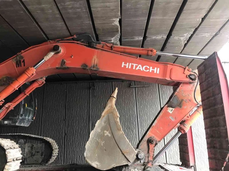 Diyarbakır’da Tırın dorsesindeki iş makinası alt geçide takıldı
