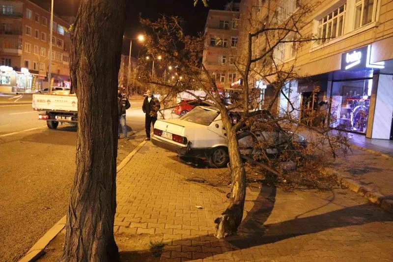 Kayseri’de şiddetli rüzgar hayatı olumsuz yönde etkiledi