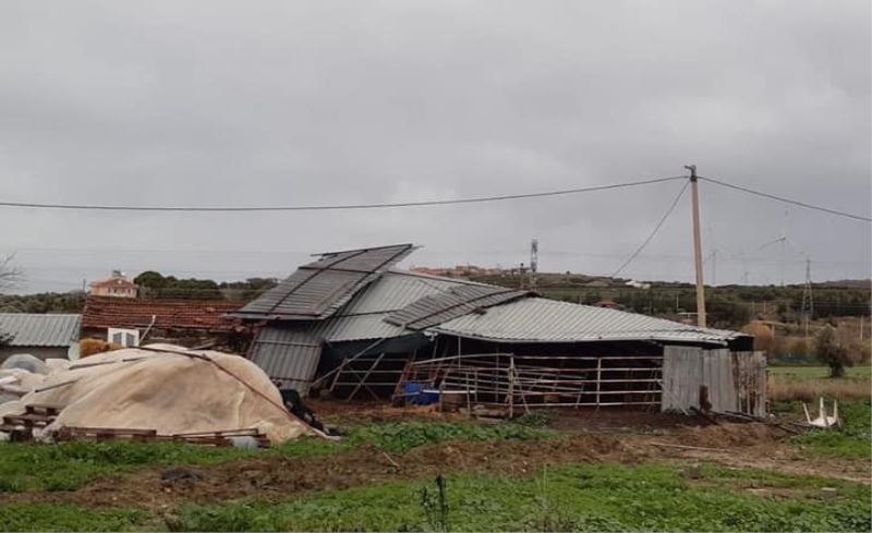 Çeşme’de hortum paniği: Evlerin çatılarında hasar oluştu
