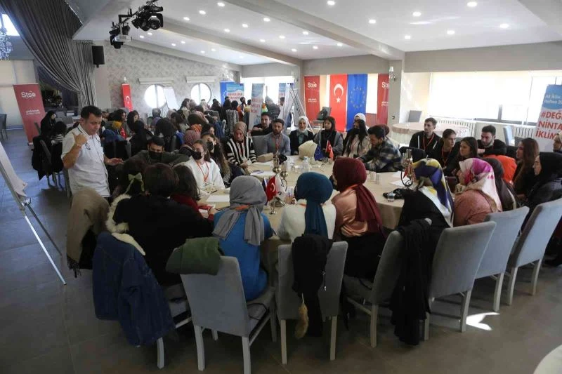 Prof. Dr. Orhon öğrencilerle bir araya geldi
