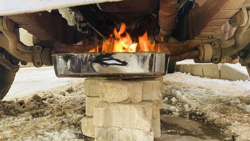 Sibirya soğukları Ağrı’da araçların depolarını dondurdu
