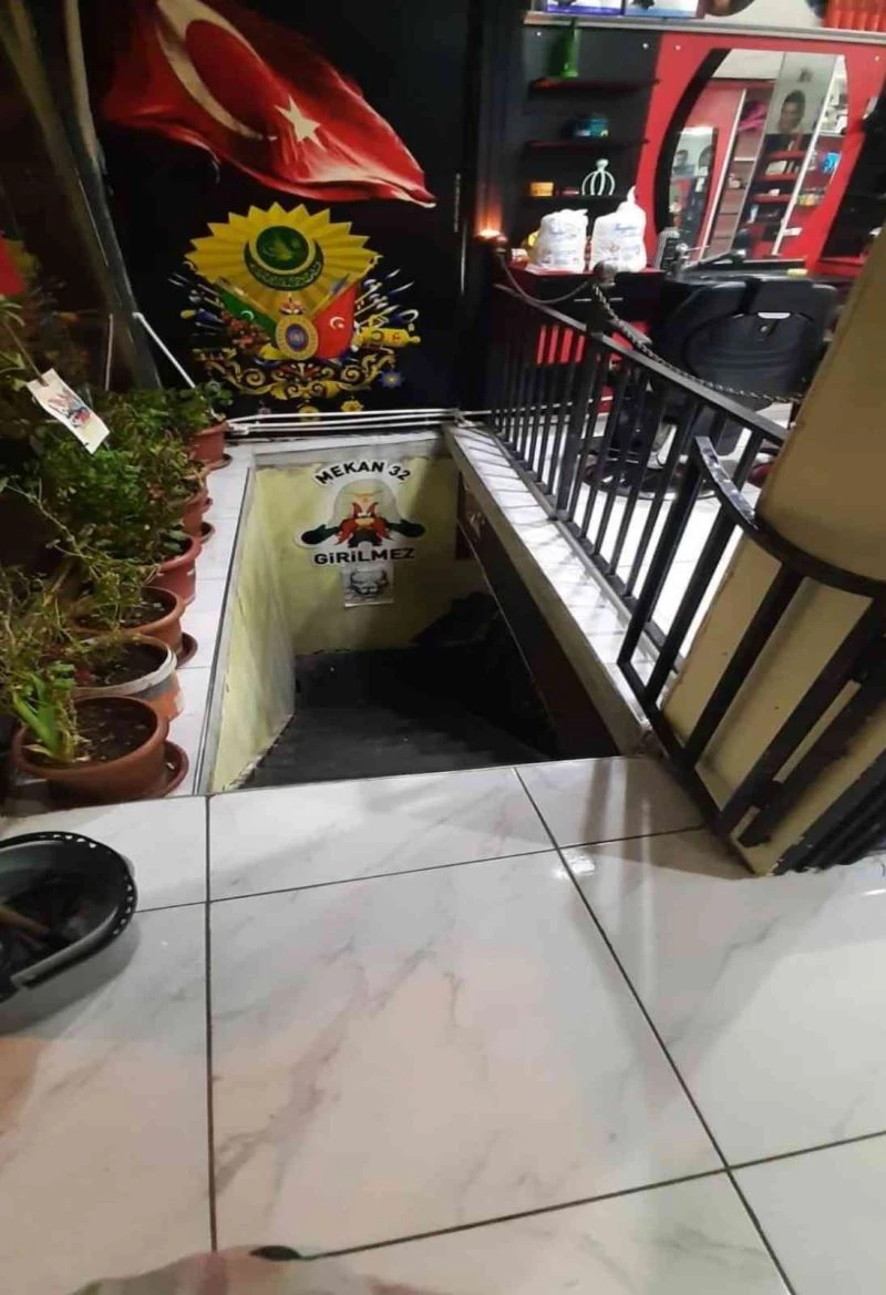 Isparta’da bir berber dükkanında uyuşturucu içmek için özel oda yapmışlar
