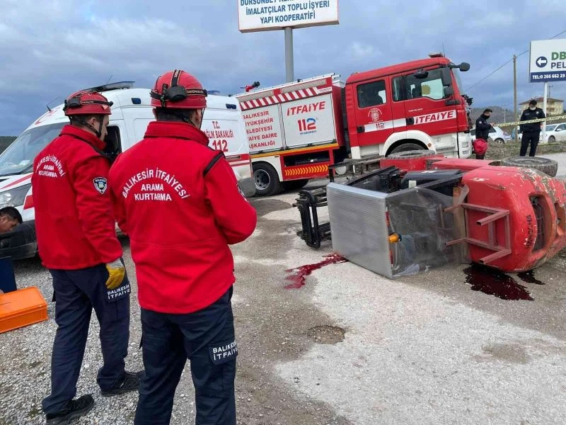 Devrilen forkliftin altında can verdi
