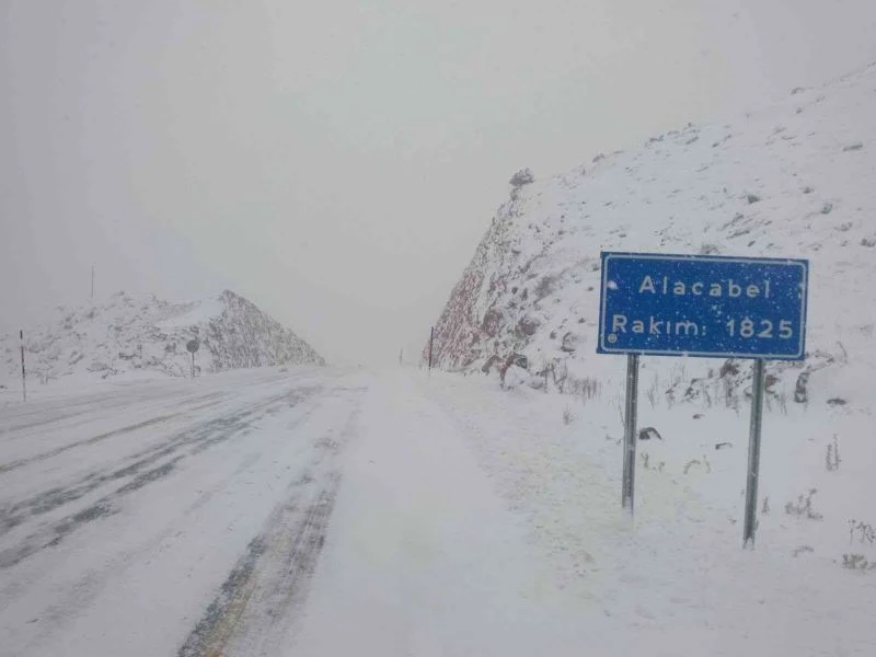 Antalya-Konya karayolunda kar kalınlığı 30 santime ulaştı
