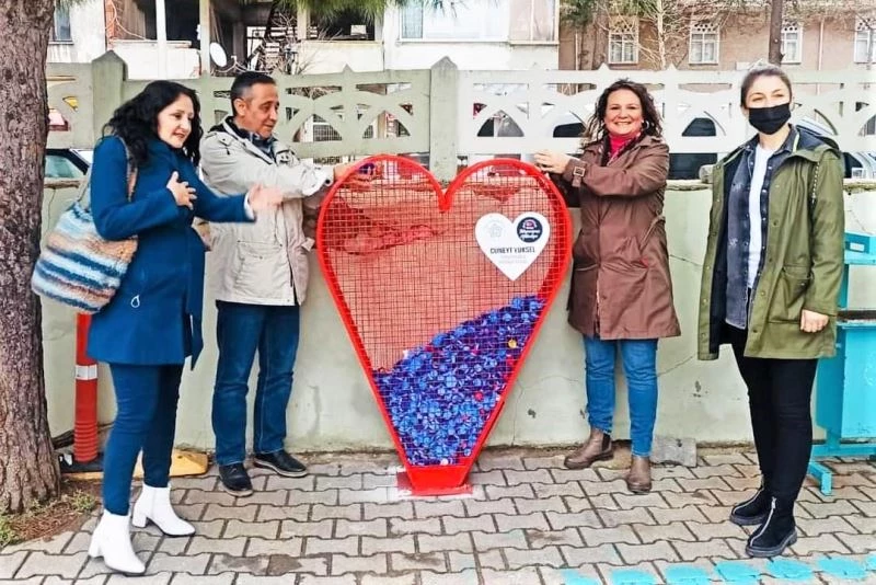 Okullara plastik kapak kumbarası dağıtılıyor
