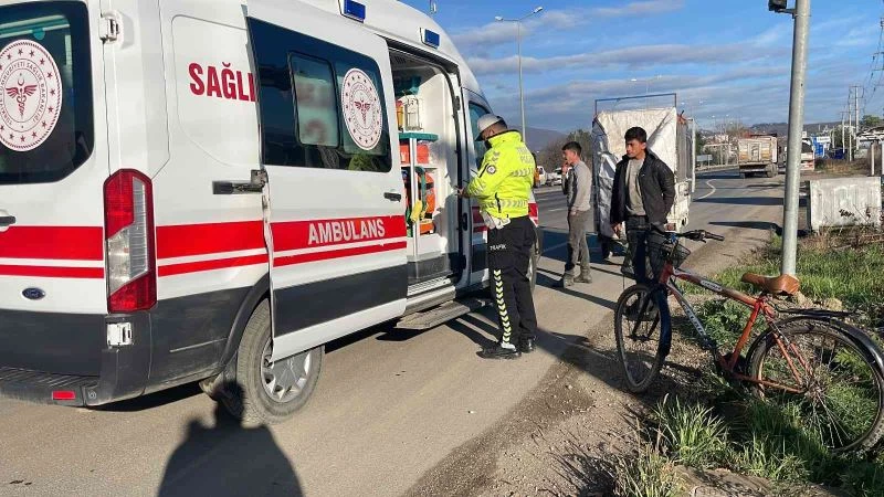 Sokağa çıkması yasak olan araçla bisikletliye çarptı
