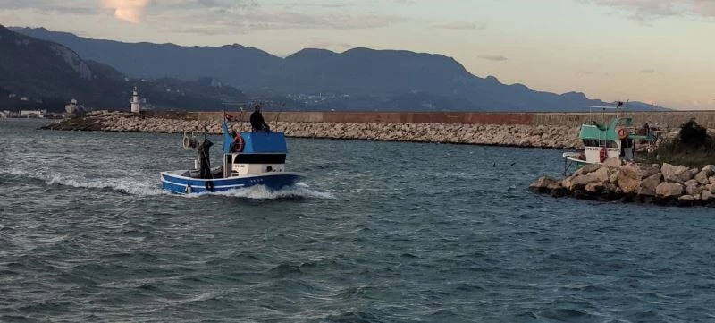 Botla denizdeki odunları almak isterken canından oluyordu
