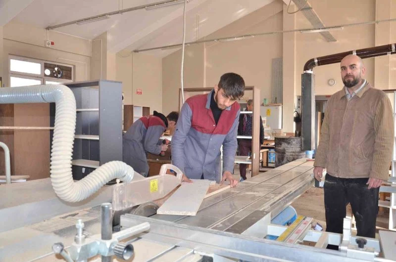 Öğrenciler okullara kütüphane mobilyası üretiyor
