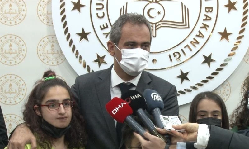 Bakan Özer’den resim yarışmasında dereceye giren öğrenciyle esprili diyalog
