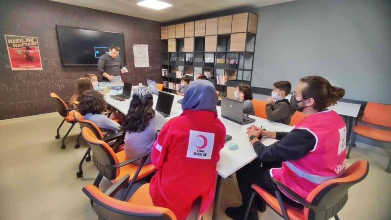 Türk Kızılay Manisa Şubesinden robotik kodlama eğitimi
