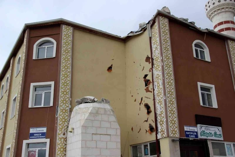 Caminin minaresi kuvvetli rüzgara dayanamadı
