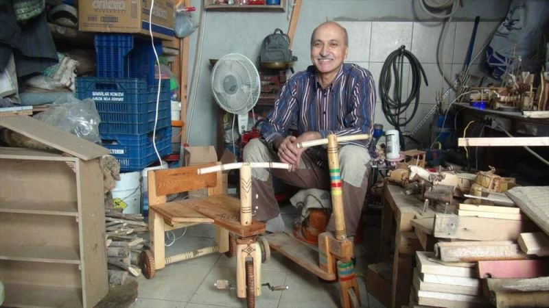 Geri dönüşüm ürünlerinden yaptığı ahşap oyuncaklarla çocukları sevindiriyor