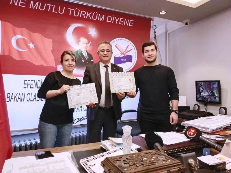 Sınavda başarılı olanlar Kuaförler Odası’ndan belgelerini aldı
