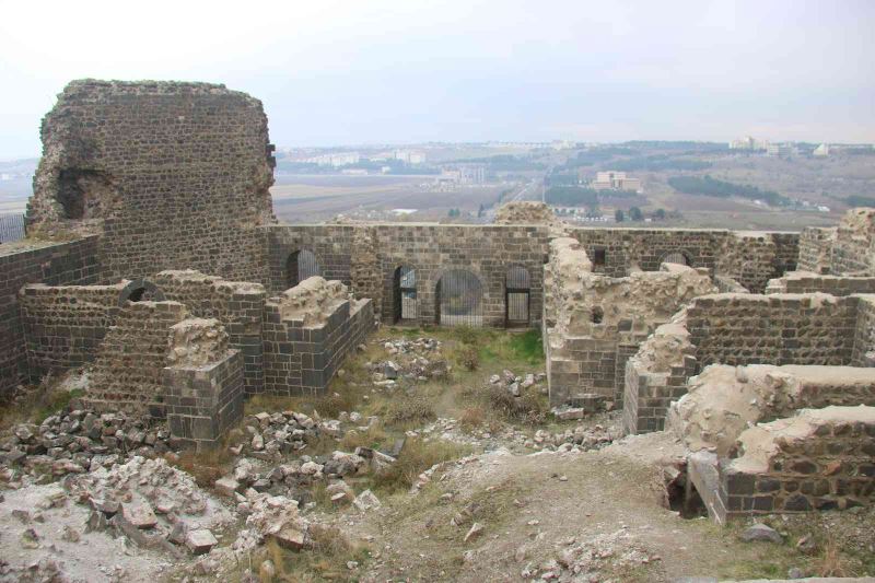 Diyarbakır surlarını bir boy yükselten Mervani hükümdarının sarayı bulundu
