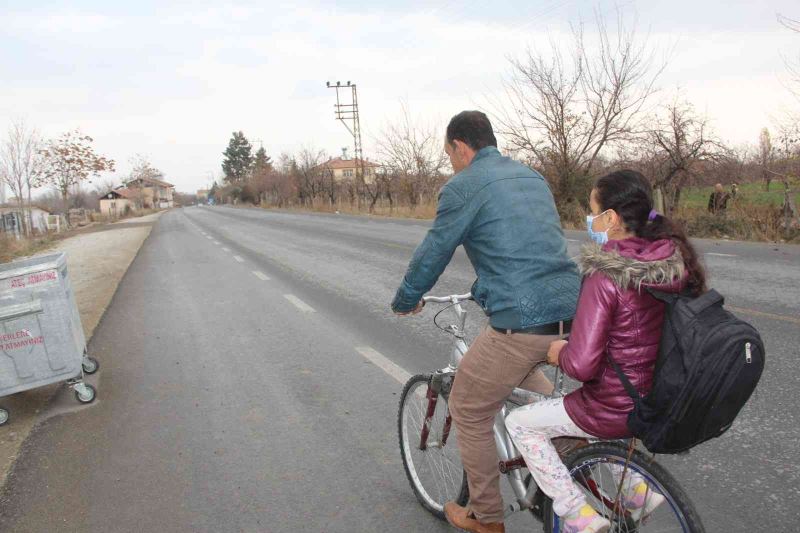 Fedakar baba, yürüyemeyen kızını 4 kilometre uzaklıktaki okula bisikletiyle götürüyor
