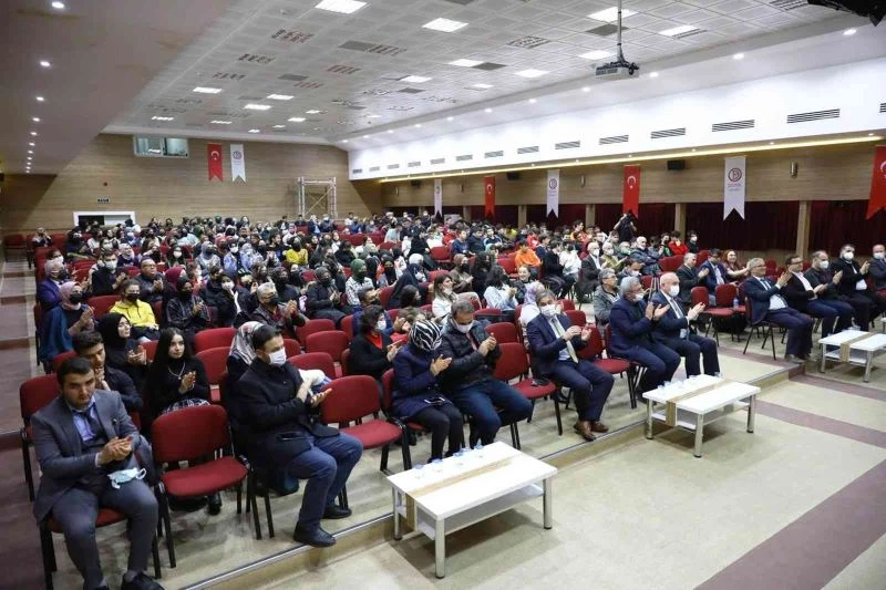 Yahya Kemal Beyatlı eserleriyle anıldı
