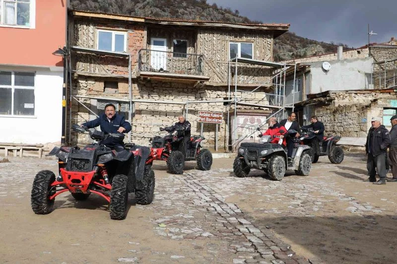 Vali tanıtım için protokolle ATV’ye binip köy içinde gezdi
