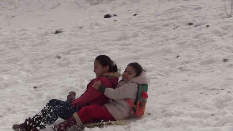 Çocuklar karın keyfini poşetle kayarak çıkarttı
