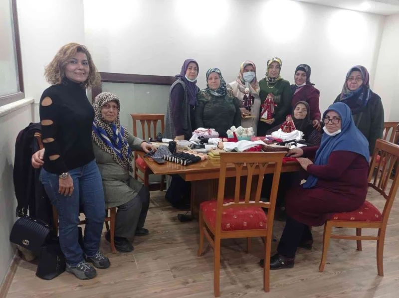 Kitre bebek yaparak hem meslek öğreniyorlar, hem de boş zamanlarını değerlendiriyorlar
