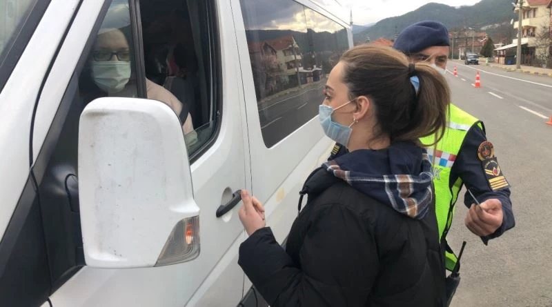 Jandarma ekipleri, sürücüleri denetlemek için minibüste yolcu gibi davrandı
