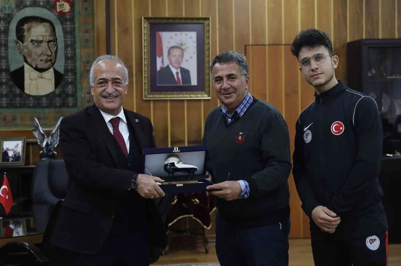 Olimpiyatlara katılma hakkı elde eden Atatürk Üniversiteli Furkan Akar’dan Rektör Çomaklı’ya ziyaret
