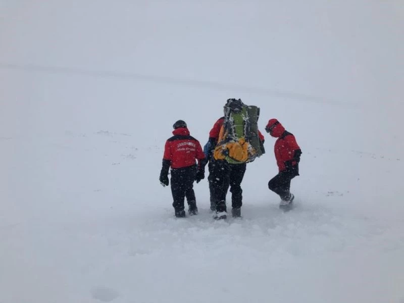 Tipi ve fırtınada Uludağ’ın zirvesine çıkmaya çalışan dağcıyı ölümden jandarma kurtardı
