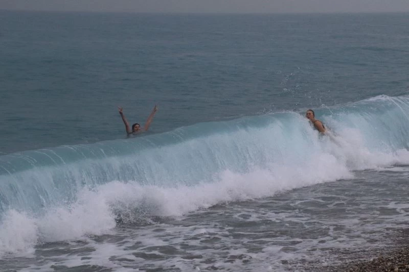 Rus turistlerin deniz aşkına sağanak yağış da engel olamadı
