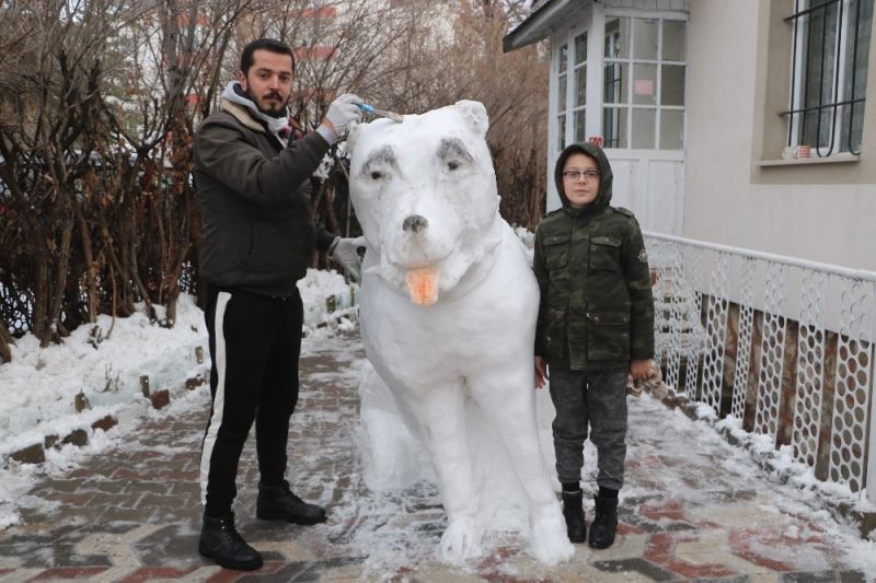 Yeğenleri istedi, heykeltıraş 5 saatte kardan kangal yaptı
