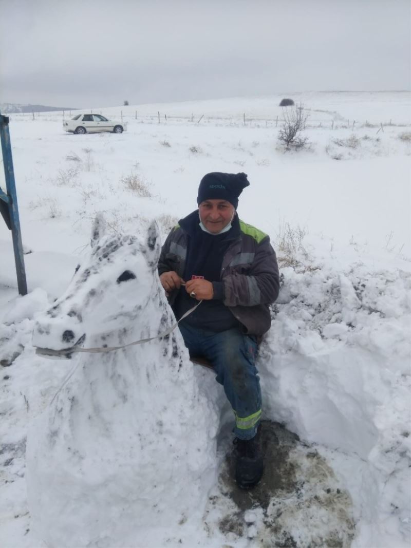 Sanatçılara taş çıkardı, kardan at büstü yaptı
