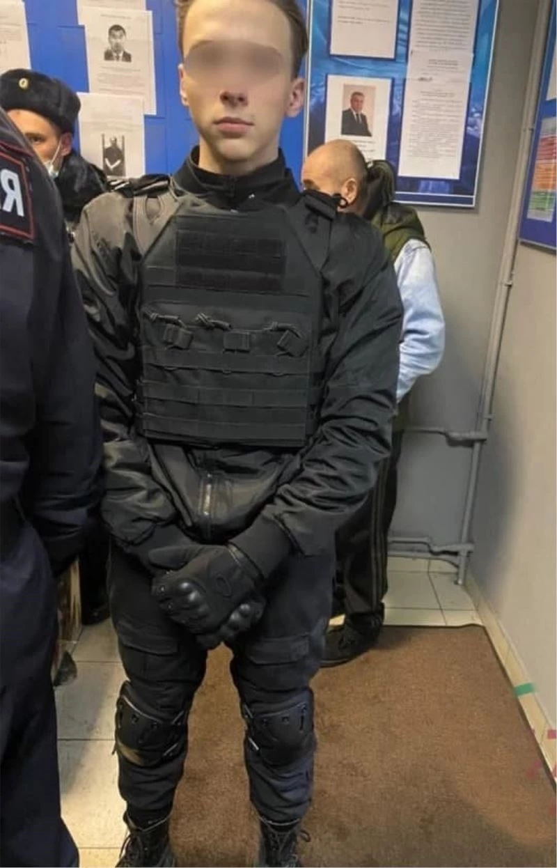 16 yaşında ki bir genç, Navalny protestosunda polislerin arasına sızdı
