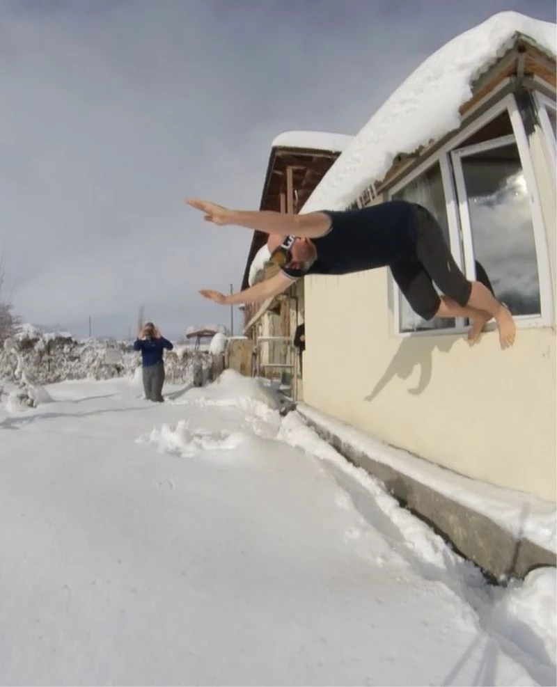 Pencereden kara balıklama daldı
