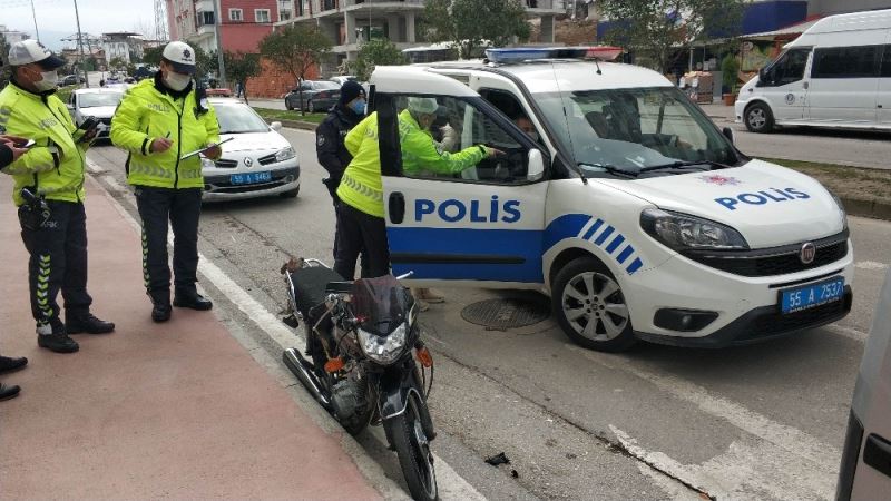 Motosikletli sürücü ehliyet sınavı sırasında sürücü adayının kullandığı araca çarptı: 2 yaralı
