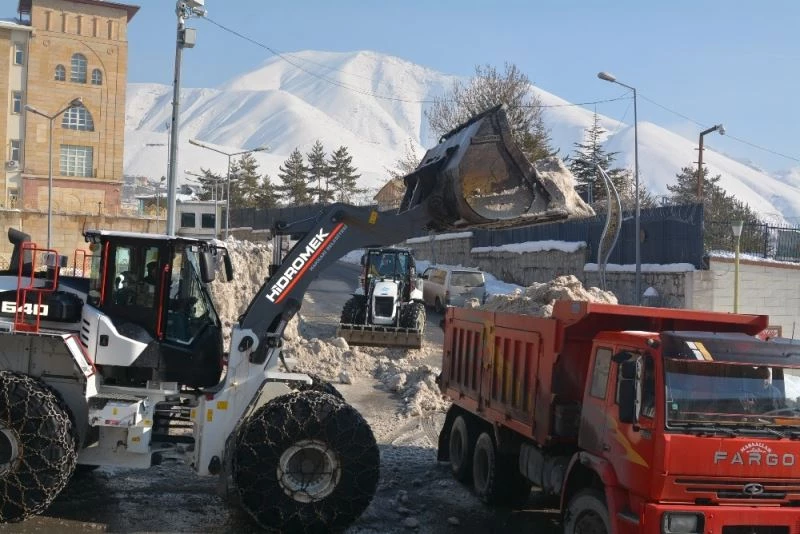 Hakkari’deki kar dağları şehir dışına çıkartılıyor
