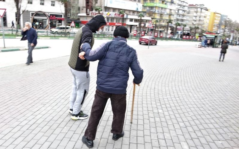 Lodosta uçmamak için bir birlerine tutundular
